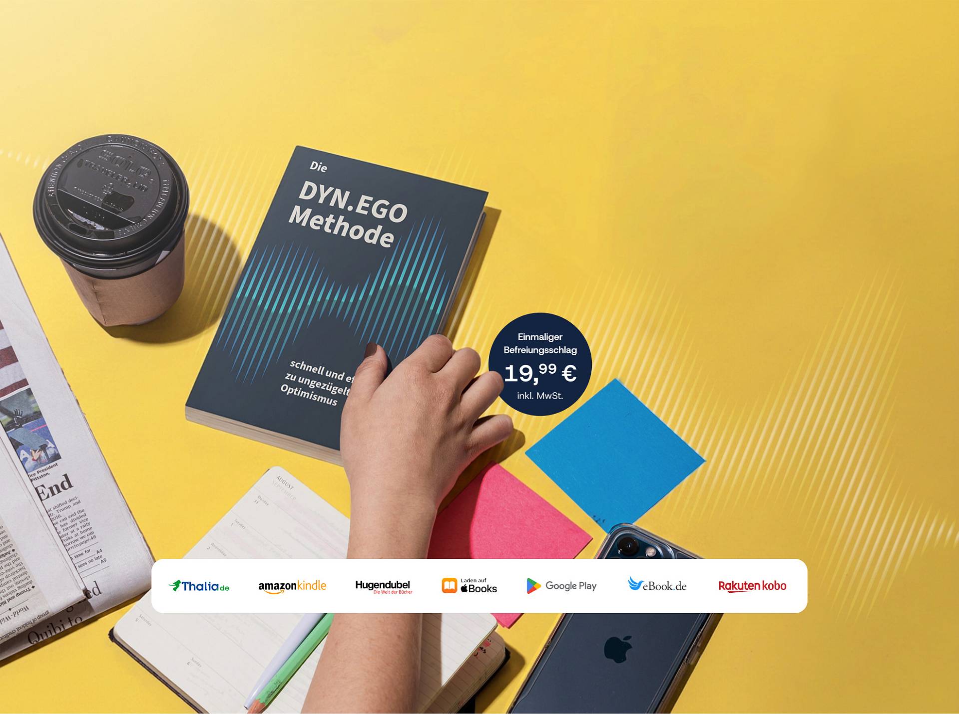 DYN.EGO E-Book auf gelbem Schreibtisch mit Preis, Smartphone, Notizbuch und Partnerlogos.